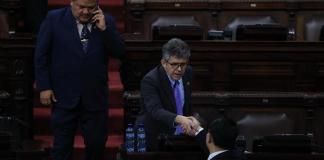El ministro de Salud, Joaquín Barnoya, responde en la interpelación de este 29 de julio. Foto: La Hora / Fabricio Alonzo
