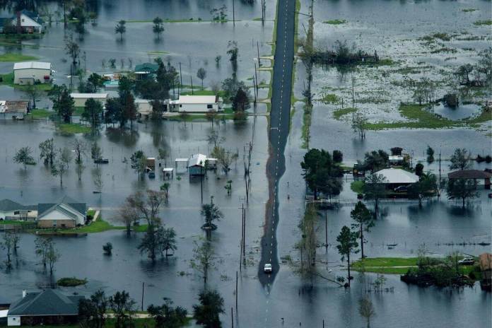 El estado de Texas sufre por inundaciones y una de ellas dejó desaparecidas al menos a 25 personas. Foto:. EFE