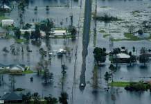 El estado de Texas sufre por inundaciones y una de ellas dejó desaparecidas al menos a 25 personas. Foto:. EFE
