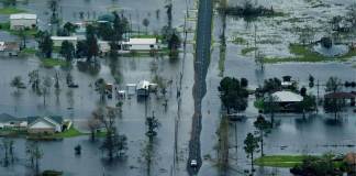 El estado de Texas sufre por inundaciones y una de ellas dejó desaparecidas al menos a 25 personas. Foto:. EFE