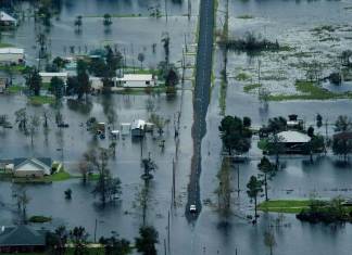 El estado de Texas sufre por inundaciones y una de ellas dejó desaparecidas al menos a 25 personas. Foto:. EFE