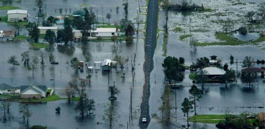El estado de Texas sufre por inundaciones y una de ellas dejó desaparecidas al menos a 25 personas. Foto:. EFE