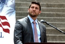 Fiscal de Florida invita a delatar a exparejas indocumentadas para que sean deportadas James Uthmeier