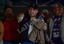 Seguidores de Joviel arremeten en contra de periodista de La Hora en medio de desalojo Integrantes del Sindicato de Trabajadores de la Educación de Guatemala (STEG) arremetieron contra periodistas de La Hora. Foto La Hora: Daniel Ramírez