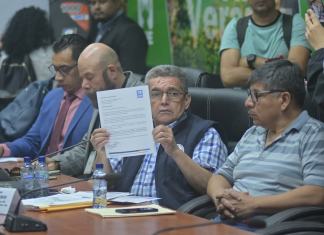 Joviel Acevedo comenta en la bancada de Sandra Torres que ha recibido apoyo de otros partidos políticos. Foto: La Hora / Fabricio Alonzo