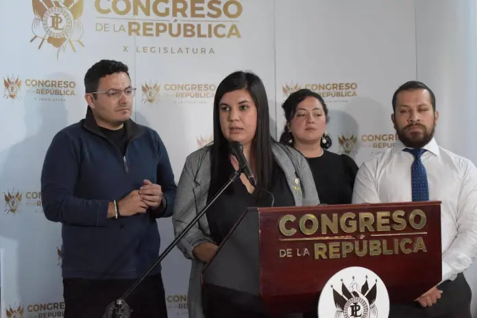 jovielquerellaoficialistas Los diputados oficialistas presentan una querella contra Joviel Acevedo y su sindicato. Foto: La Hora / José Orozco
