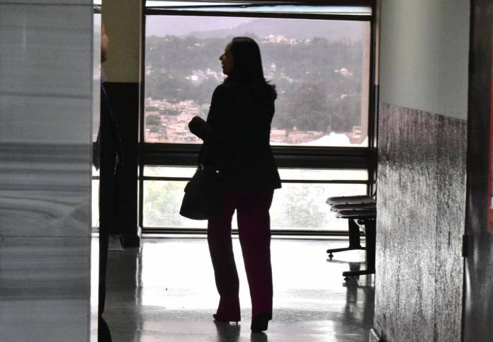 Evitando a los medios de comunicación, jueza Carol Berganza tomo posesión como Juez de Mayor Riesgo C. Foto La Hora: Daniel Ramírez