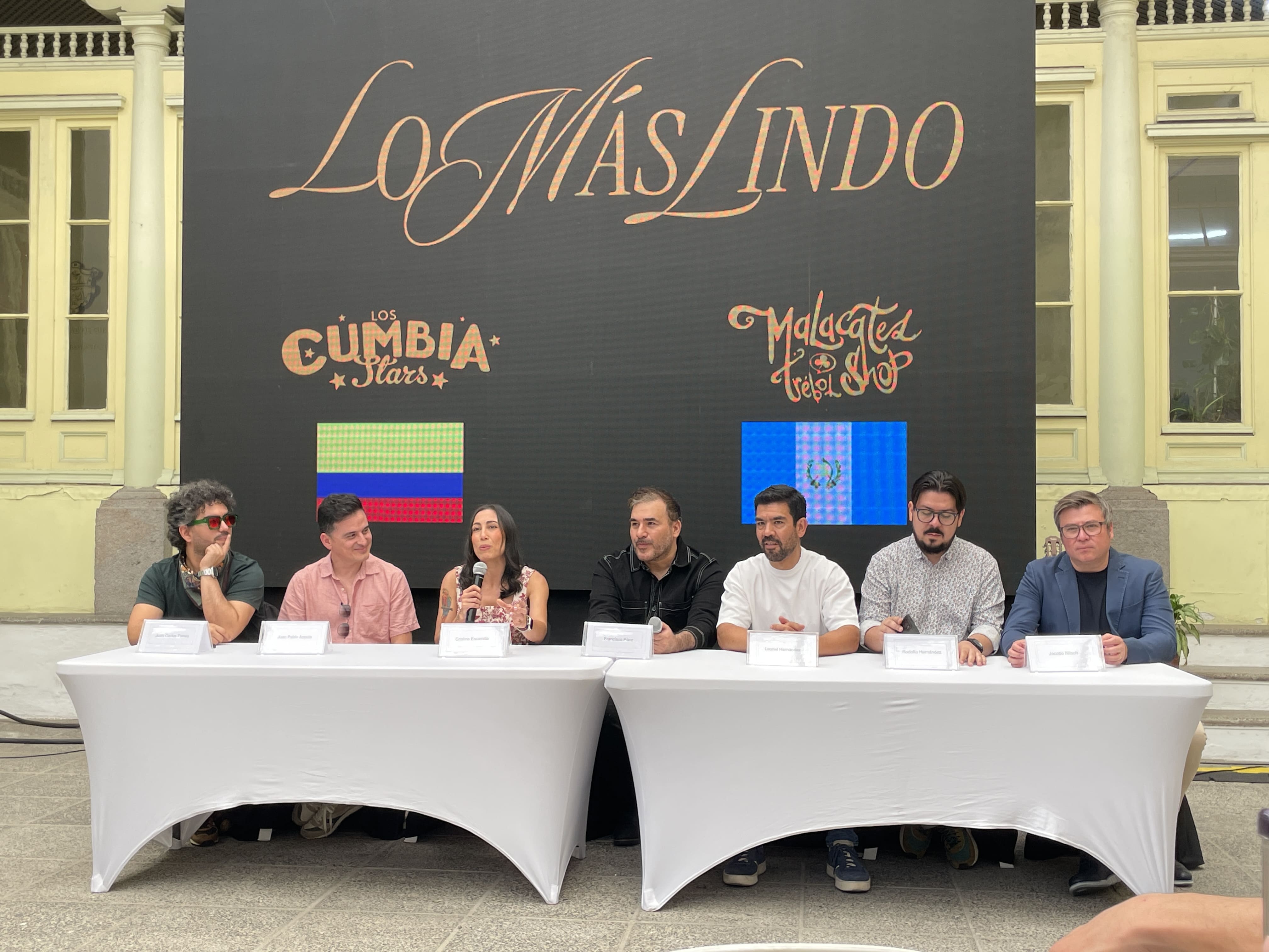 De izquierda a derecha: Integrantes de "Los Cumbia Stars" Juan Carlos Torres, vocalistas; Juan Pablo Acosta, director, compositor, guitarrista y acordeonero; Cristina Escamilla, voz Líder; Integrantes de Malacates Trébol Shop Francisco Páez, vocalista; Leonel Hernández, baterista; Jacobo Nitsch, trompetista y director musical. Foto: La Hora/ Víctor García.