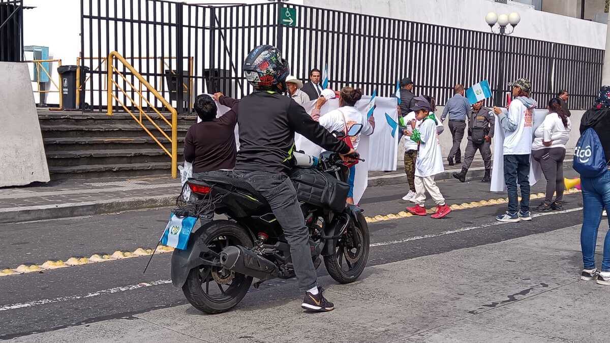 Algunos asistentes acudieron en motocicleta con placas tapadas. Foto La Hora: Sergio Osegueda