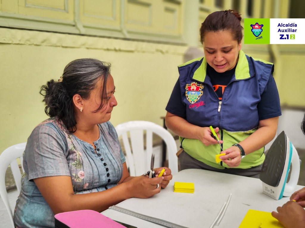 Curso de elaboración de manualidades decorativas del Curso de Comunidades en Desarrollo en Casa Ibargüen. Foto: Municipalidad de Guatemala/ Facebook Dirección del Centro Histórico.