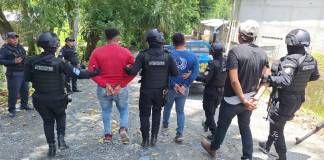 La Policía Nacional Civil (PNC) informó sobre la captura de cinco personas, quienes son acusadas del delito de plagio o secuestro. Foto La Hora: PNC