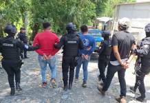 Exigían US$200 mil por víctima: PNC incauta arsenal, municiones y Q100 mil en operativo contra secuestros La Policía Nacional Civil (PNC) informó sobre la captura de cinco personas, quienes son acusadas del delito de plagio o secuestro. Foto La Hora: PNC