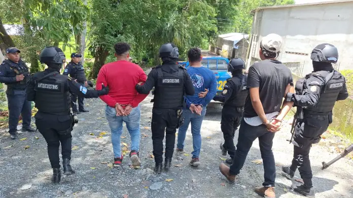 La Policía Nacional Civil (PNC) informó sobre la captura de cinco personas, quienes son acusadas del delito de plagio o secuestro. Foto La Hora: PNC La Policía Nacional Civil (PNC) informó sobre la captura de cinco personas, quienes son acusadas del delito de plagio o secuestro. Foto La Hora: PNC