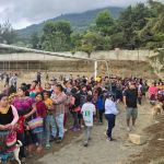 Pobladores de Santa María de Jesús haciendo fila para recibir alimentos. Foto La Hora: Mides