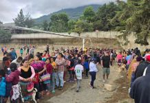 Pobladores de Santa María de Jesús haciendo fila para recibir alimentos. Foto La Hora: Mides
