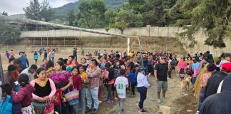Pobladores de Santa María de Jesús haciendo fila para recibir alimentos. Foto La Hora: Mides