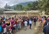 Pobladores de Santa María de Jesús haciendo fila para recibir alimentos. Foto La Hora: Mides