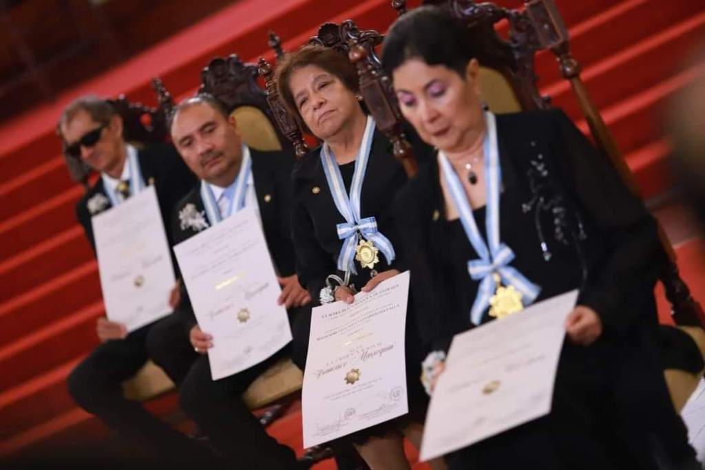 Salvador Casasola, al fondo de la fotografía, en octubre de 2023, cuando Alejandro Giammattei le entregó la orden nacional Francisco Marroquín. Foto: Mineduc