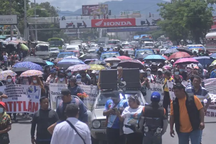 Los bloqueos por parte del Sindicato de Trabajadores de la Educación de Guatemala (STEG) continuarán este viernes 11 de julio. Foto La Hora: Fabricio Alonzo Los bloqueos por parte del Sindicato de Trabajadores de la Educación de Guatemala (STEG) continuarán este viernes 11 de julio. Foto La Hora: Fabricio Alonzo