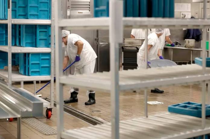 Detenidos en el centro de Tacoma, Washington, realizaban tareas de limpieza en espacios de cocina. Foto La Hora / Vía Telemundo - Ted S. Warren / AP