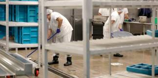 Detenidos en el centro de Tacoma, Washington, realizaban tareas de limpieza en espacios de cocina. Foto La Hora / Vía Telemundo - Ted S. Warren / AP