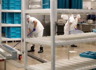 Detenidos en el centro de Tacoma, Washington, realizaban tareas de limpieza en espacios de cocina. Foto La Hora / Vía Telemundo - Ted S. Warren / AP