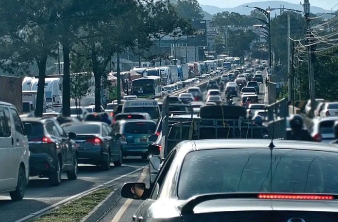 Usuarios reportan alta carga vehicular en varias zonas de la capital