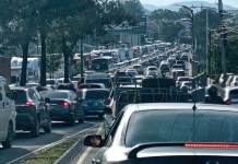 Usuarios reportan alta carga vehicular en varias zonas de la capital