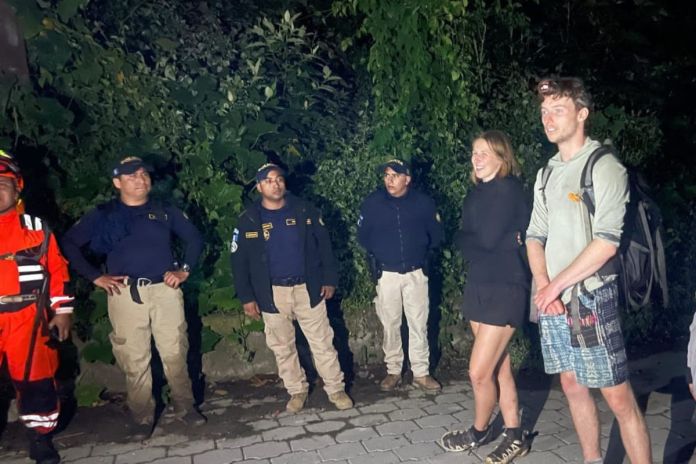 Localizan a turistas extranjeros que se encontraban perdidos en el volcán Tolimán. Foto La Hora: PNC