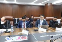 Evalúan más de 500 expedientes de proyectos viales, algunos podrían ser rescindidos El viceministro de Comunicaciones, Allan Guevara (azul) explica la revisión de expedientes para reactivar obras. Foto: Congreso de la República