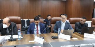 Evalúan más de 500 expedientes de proyectos viales, algunos podrían ser rescindidos El viceministro de Comunicaciones, Allan Guevara (azul) explica la revisión de expedientes para reactivar obras. Foto: Congreso de la República