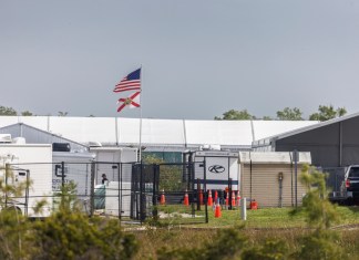 Trump recurre a cárceles locales para albergar migrantes ante alza del 49 % en detenciones