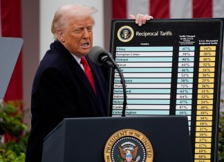 Fotografía de archivo de Trump con lista de aranceles. Foto La Hora: EFE