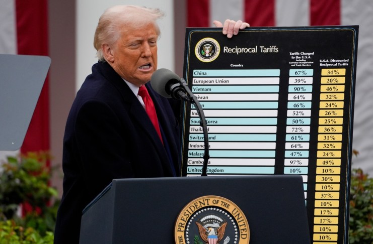 Fotografía de archivo de Trump con lista de aranceles. Foto La Hora: EFE