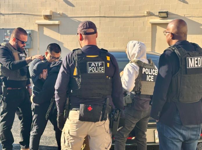 Kristi Noem ha dado a conocer que el límite de edad para aplicantes a agente de ICE será eliminado.