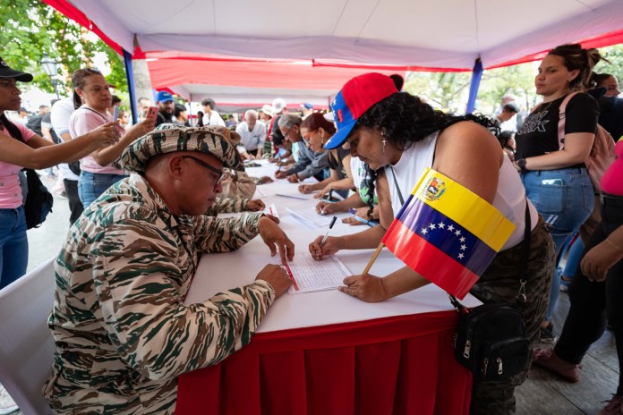 Personas participan en una jornada de alistamiento de la Milicia Bolivariana de Venezuela. Foto La Hora: EFE