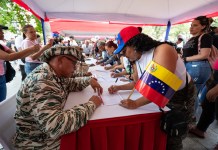 Personas participan en una jornada de alistamiento de la Milicia Bolivariana de Venezuela. Foto La Hora: EFE