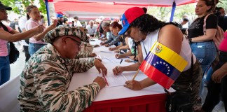 Personas participan en una jornada de alistamiento de la Milicia Bolivariana de Venezuela. Foto La Hora: EFE