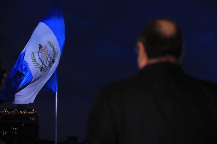 La bandera nacional de Guatemala y el expresidente Alejandro Giammattei, en 2022. Foto La Hora: Facebook del expresidente.