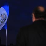 La bandera nacional de Guatemala y el expresidente Alejandro Giammattei, en 2022. Foto La Hora: Facebook del expresidente.