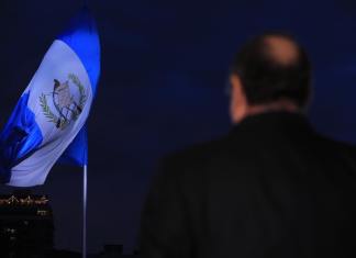La bandera nacional de Guatemala y el expresidente Alejandro Giammattei, en 2022. Foto La Hora: Facebook del expresidente.