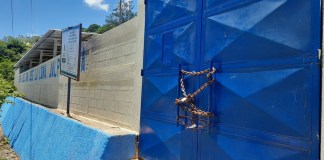 Padres de familia en Jalapatagua, Jutiapa, realizan cierre de escuela a la espera de cambio de director.