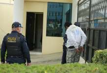 La Policía Nacional Civil (PNC) informó sobre la captura de un hombre de ciudadanía colombiana, acusado de amenazar a un adolescente. Foto La Hora: PNC