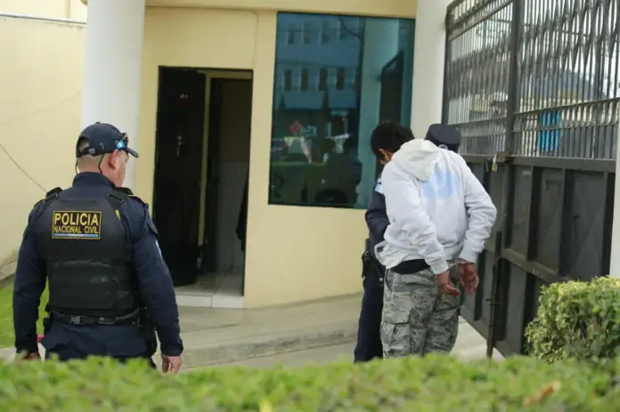 La Policía Nacional Civil (PNC) informó sobre la captura de un hombre de ciudadanía colombiana, acusado de amenazar a un adolescente. Foto La Hora: PNC La Policía Nacional Civil (PNC) informó sobre la captura de un hombre de ciudadanía colombiana, acusado de amenazar a un adolescente. Foto La Hora: PNC