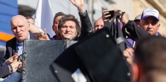 Milei fue evacuado durante un acto electoral en la provincia de Buenos Aires por incidentes con manifestantes opositores que arrojaron objetos contra la camioneta. Foto La Hora: EFE