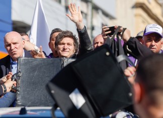 Milei fue evacuado durante un acto electoral en la provincia de Buenos Aires por incidentes con manifestantes opositores que arrojaron objetos contra la camioneta. Foto La Hora: EFE
