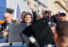 Caravana de Milei interrumpida por agresiones: apedreado y obligado a escapar Milei fue evacuado durante un acto electoral en la provincia de Buenos Aires por incidentes con manifestantes opositores que arrojaron objetos contra la camioneta. Foto La Hora: EFE
