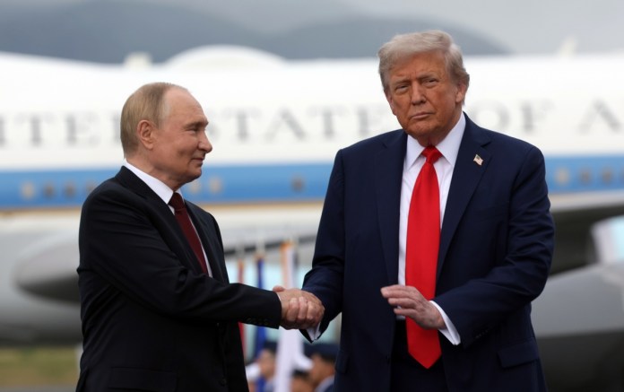 Donald Trump y Vladímir antes de la reunión en la cumbre de Alaska. Foto La Hora: EFE
