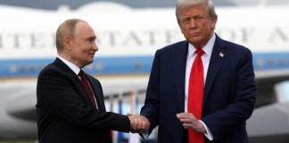 Donald Trump y Vladímir antes de la reunión en la cumbre de Alaska. Foto La Hora: EFE