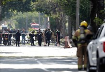 Integrantes de la Policía Nacional inspeccionan la zona del atentado en Colombia. Foto La Hora: EFE